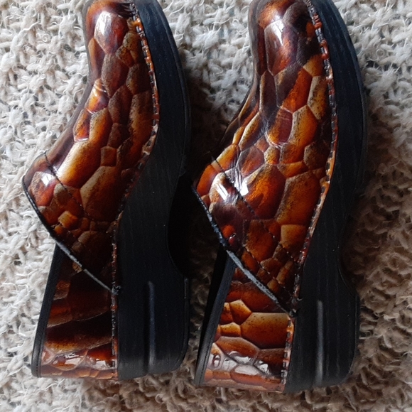 Dansko Size 38 Clogs Brown Snake Pattern - Picture 3 of 6